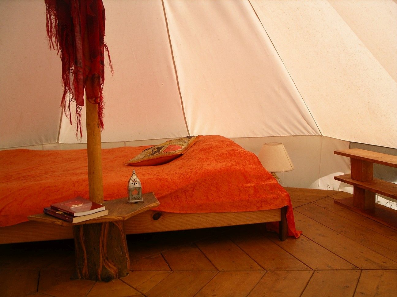 Bett im Baumwollzelt